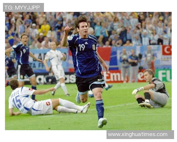 帕尼尼足球卡世界杯限量版梅西球星卡荣耀登场收藏价值倍增