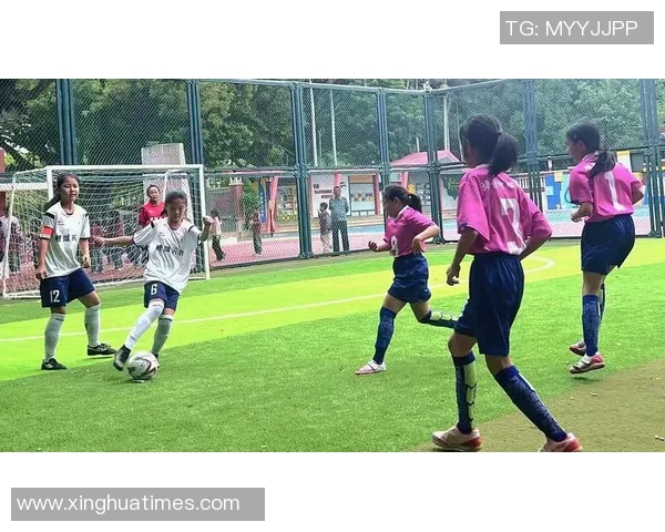 足球场上巅峰对决 美女助阵 球星风采尽显魅力瞬间